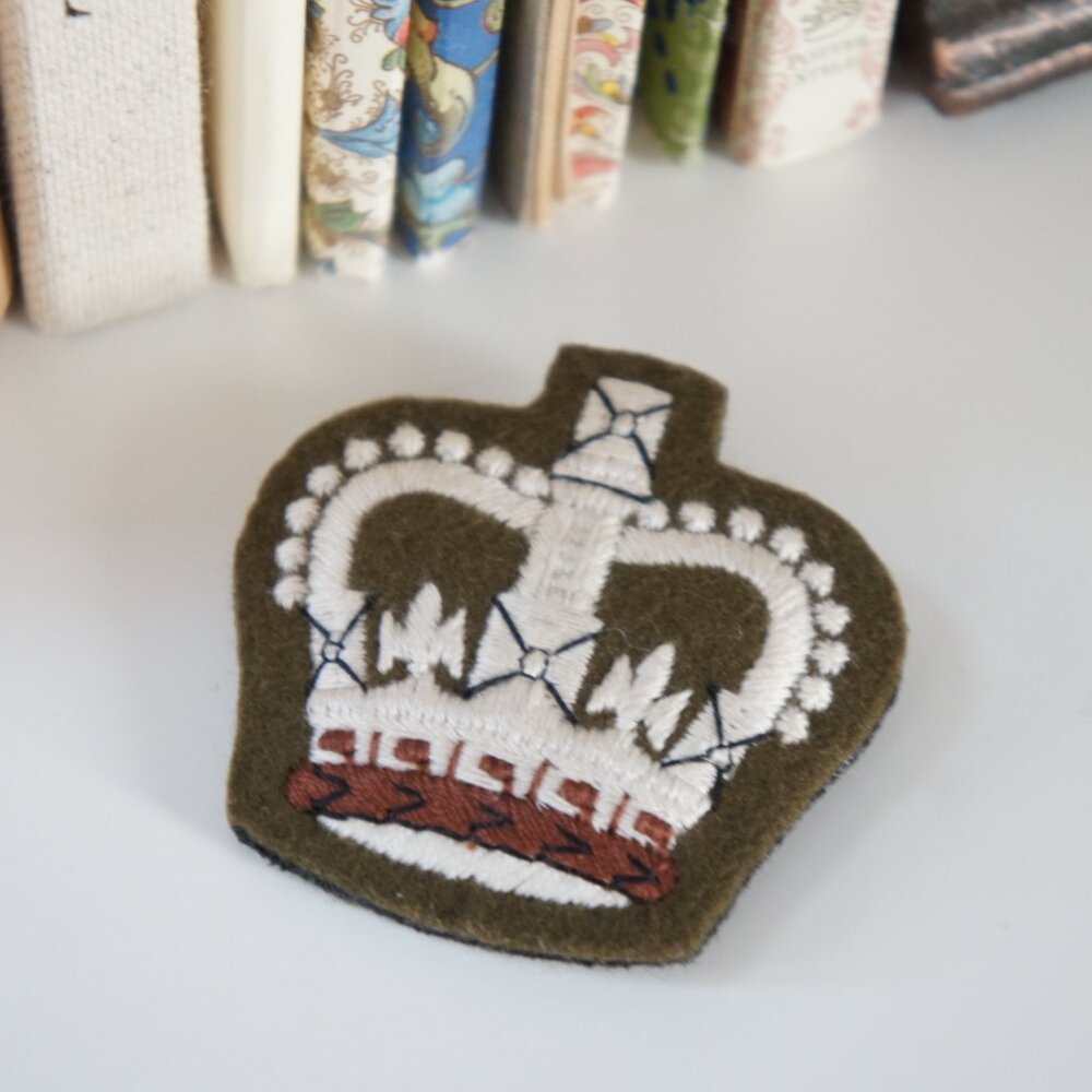 Large Embroidered Crown Brooch Green & Cream